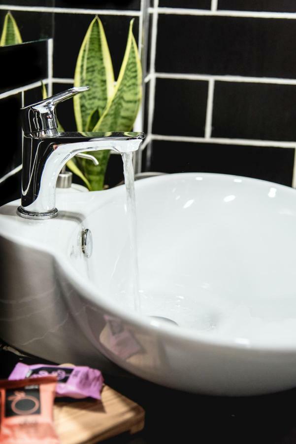 Home Plus Eleutheria Budget Room アテネ エクステリア 写真
